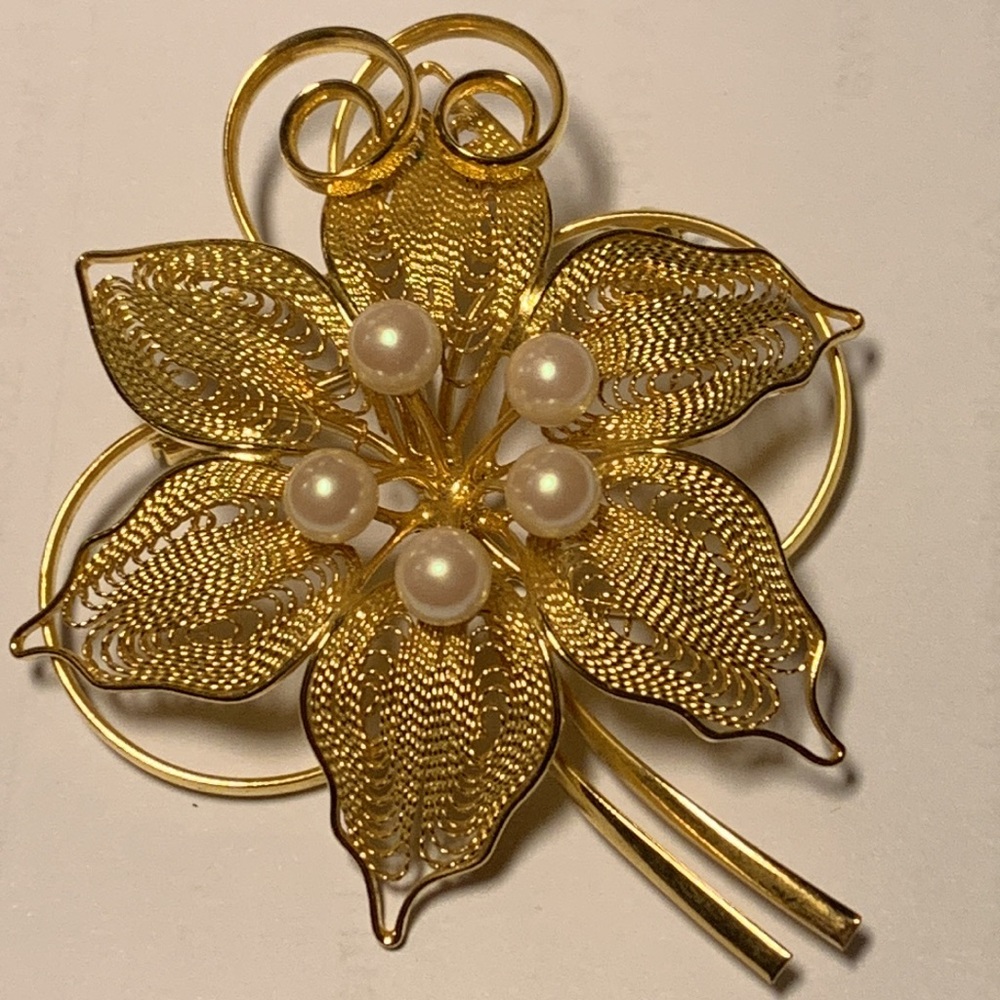 Moms Day Gift ! Vintage Gold Tone Brooch Flower w/White Faux Pearl